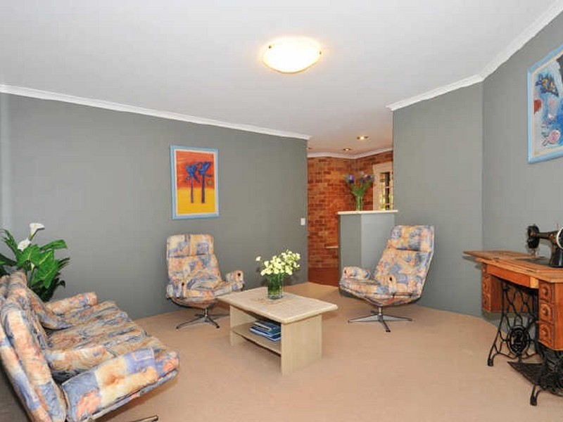 9 Paradise Circuit, Halls Head WA 6210