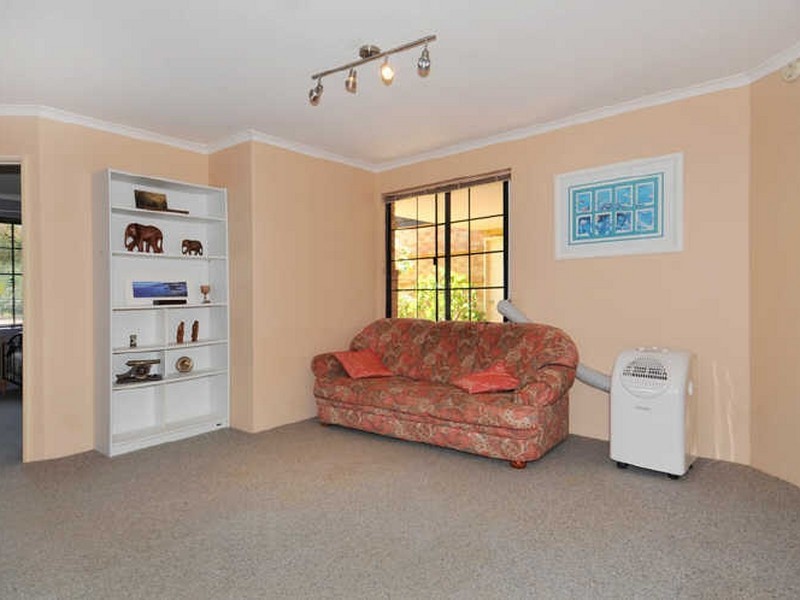 9 Paradise Circuit, Halls Head WA 6210