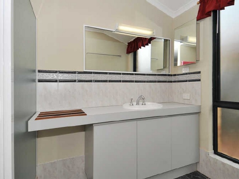 9 Paradise Circuit, Halls Head WA 6210