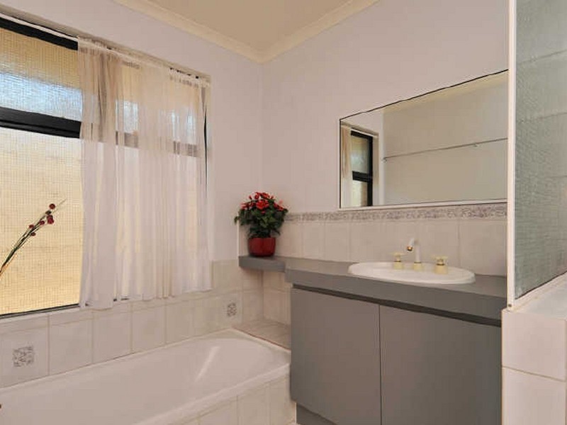 9 Paradise Circuit, Halls Head WA 6210