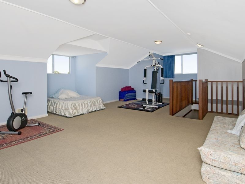 4 Howe Close, San Remo WA 6210