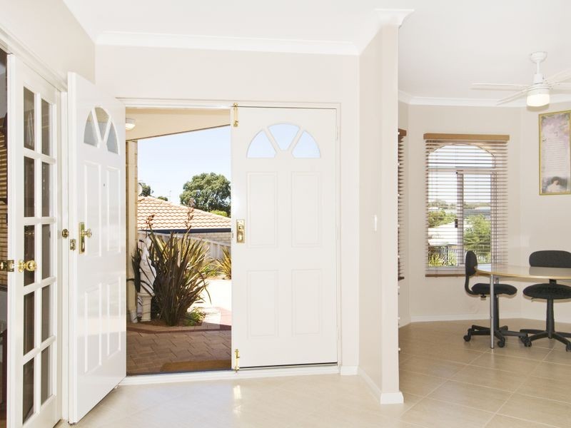 4 Howe Close, San Remo WA 6210