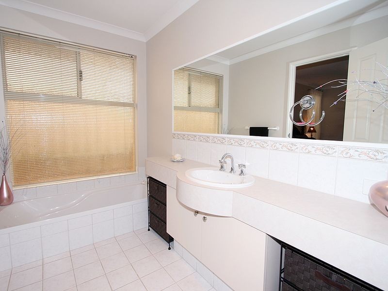 16 Greenshank Mews, Wannanup WA 6210