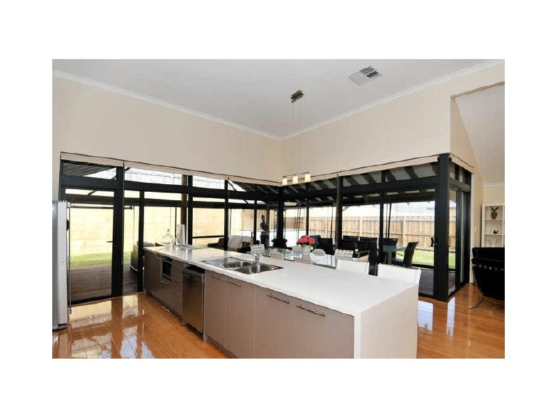 33 Waratah Circle, Halls Head WA 6210