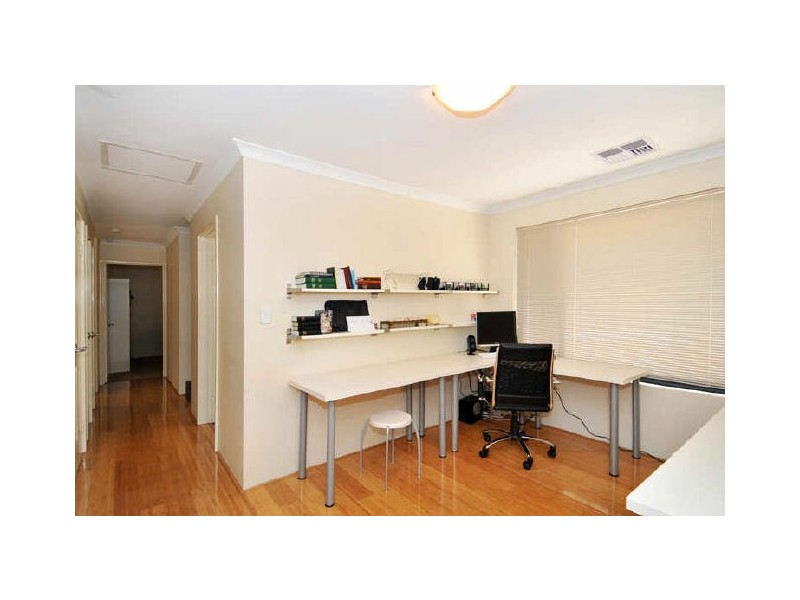 33 Waratah Circle, Halls Head WA 6210