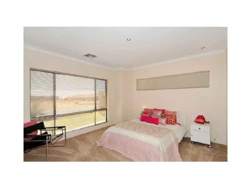 33 Waratah Circle, Halls Head WA 6210