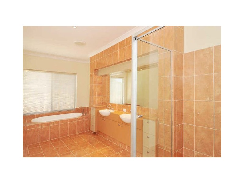 33 Waratah Circle, Halls Head WA 6210