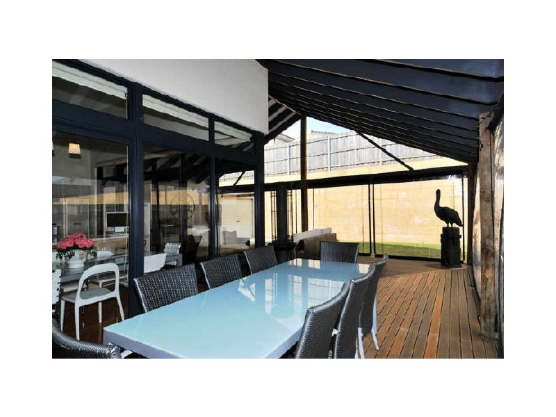 33 Waratah Circle, Halls Head WA 6210