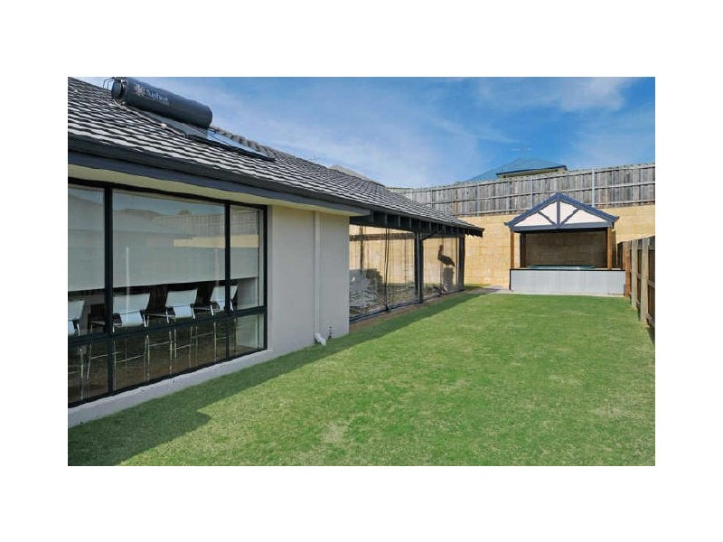 33 Waratah Circle, Halls Head WA 6210