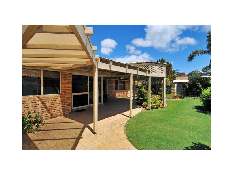 11 Parkwater Cove, Halls Head WA 6210