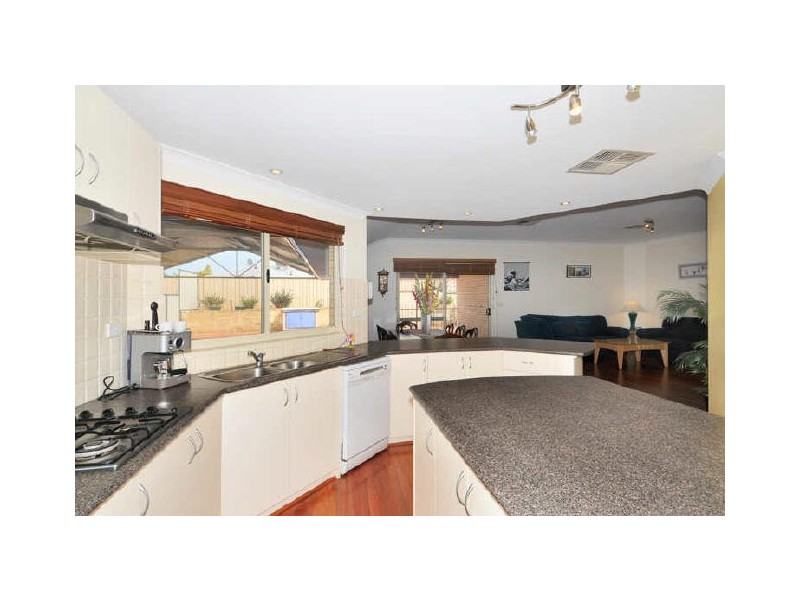 211 Oakmont Ave, Meadow Springs WA 6210