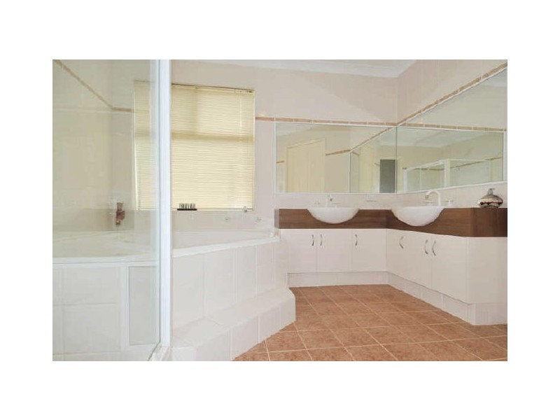 211 Oakmont Ave, Meadow Springs WA 6210