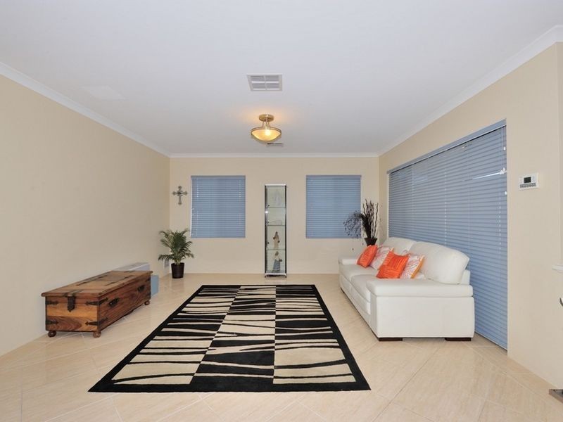 20 Bookleaf Loop, Halls Head WA 6210