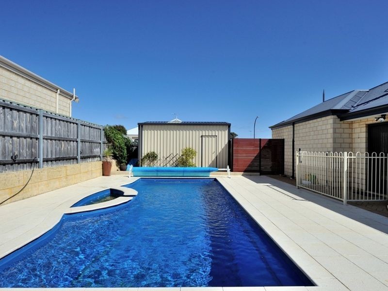 20 Bookleaf Loop, Halls Head WA 6210