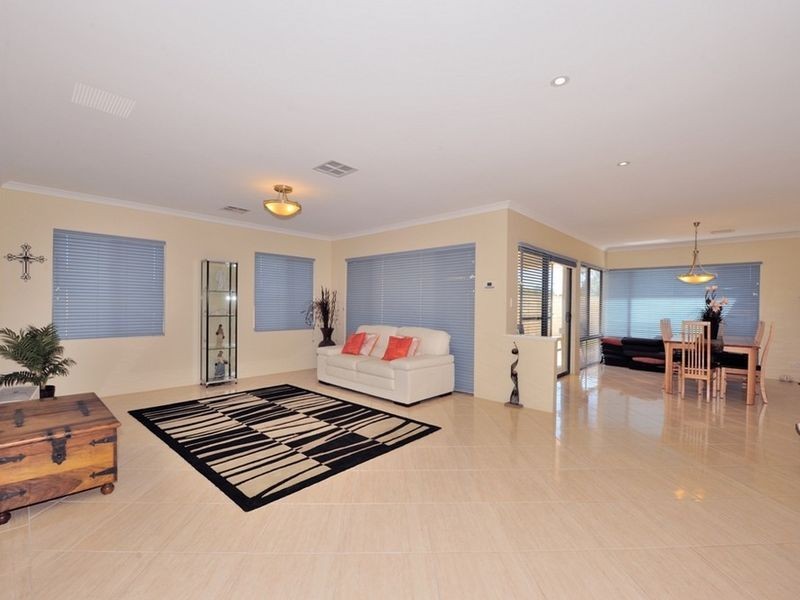 20 Bookleaf Loop, Halls Head WA 6210