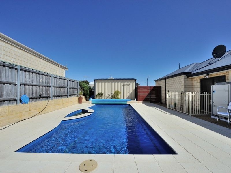 20 Bookleaf Loop, Halls Head WA 6210