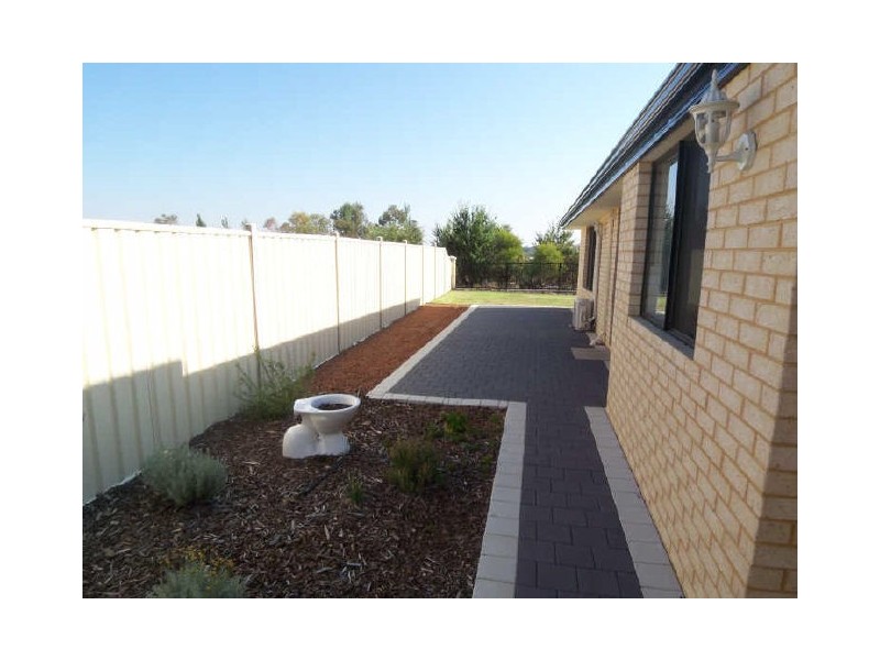 5 Hamlet Pass, Pinjarra WA 6208