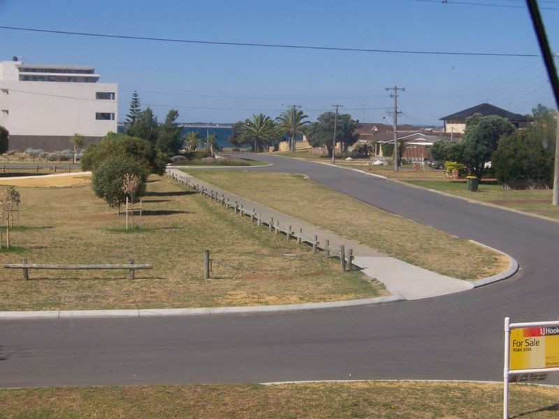 1 Gallop Street, Halls Head WA 6210