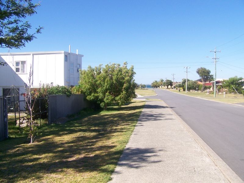 1 Gallop Street, Halls Head WA 6210