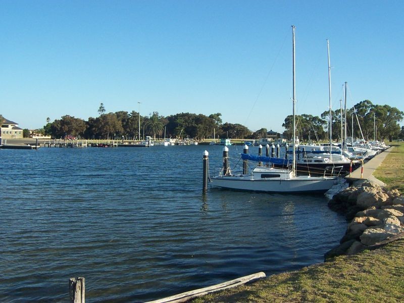 1 Gallop Street, Halls Head WA 6210