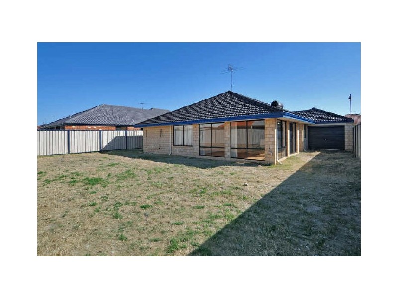 14 Pineknoll Gardens, Meadow Springs WA 6210