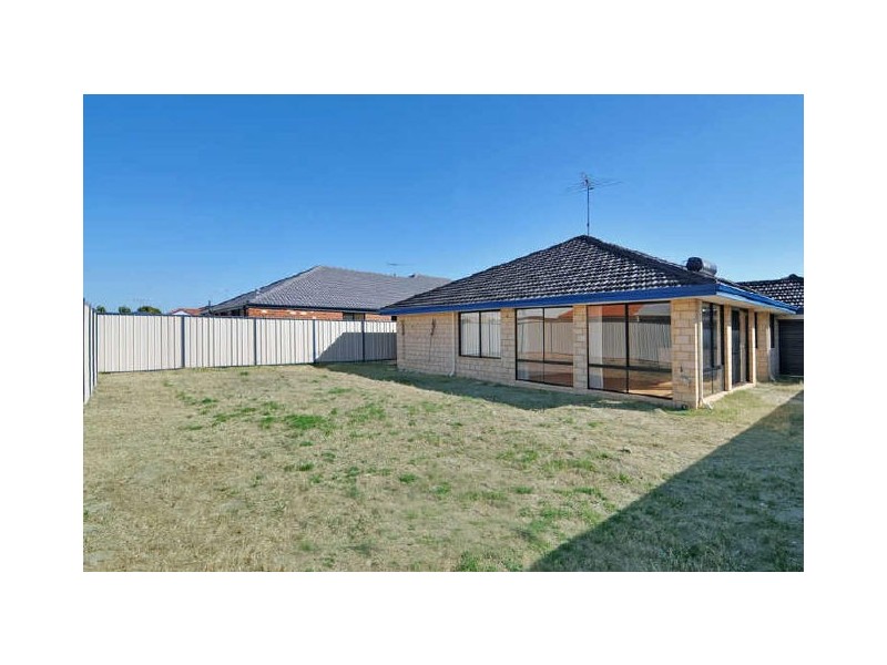 14 Pineknoll Gardens, Meadow Springs WA 6210