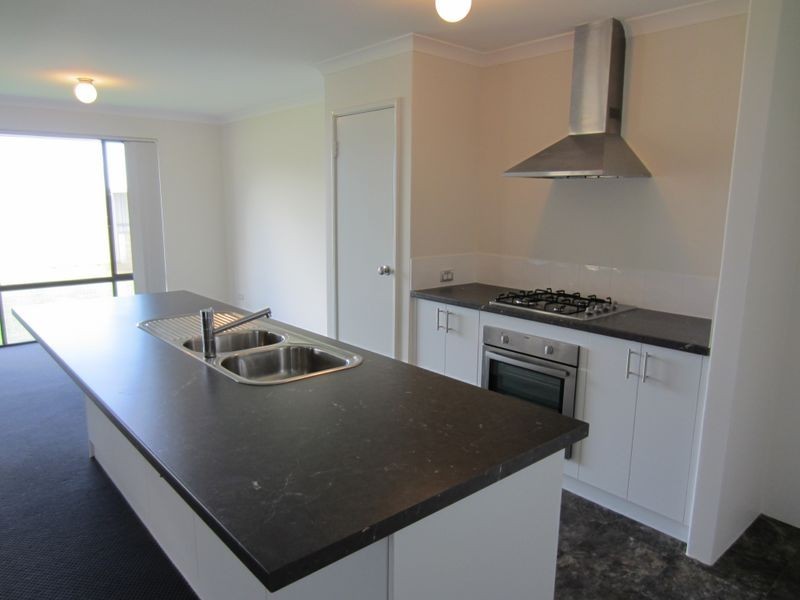 15 Lismore Ridge, Lakelands WA 6180