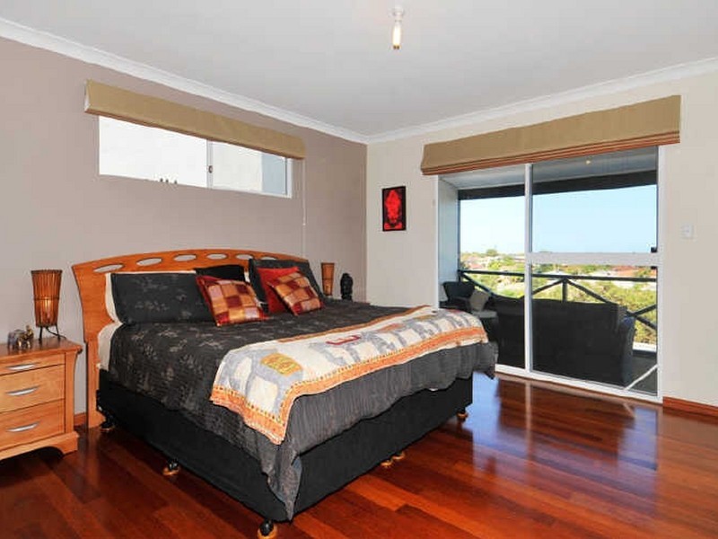 8 Marsh Place, Halls Head WA 6210