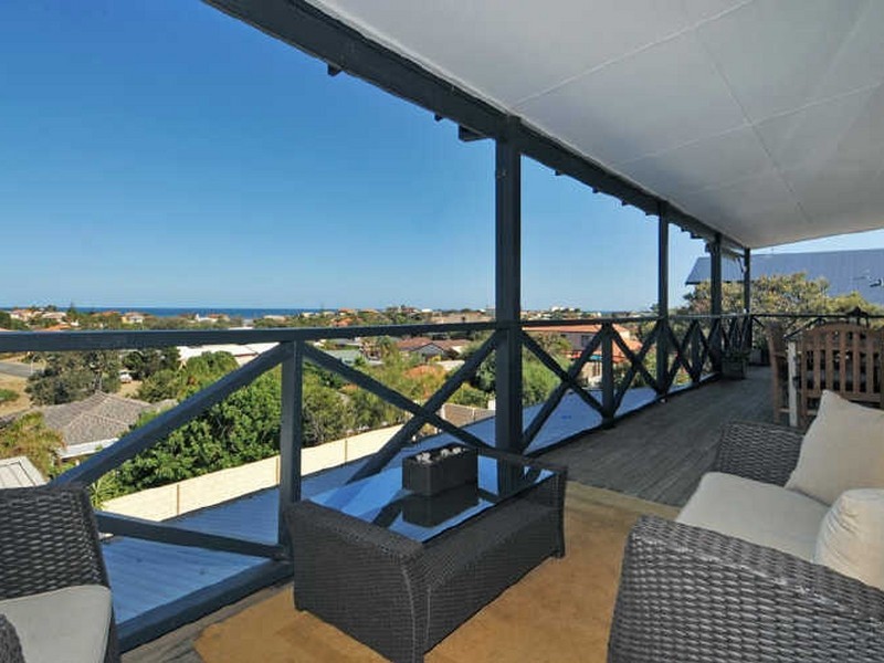 8 Marsh Place, Halls Head WA 6210