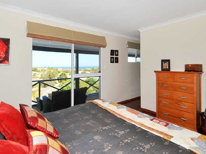 8 Marsh Place, Halls Head WA 6210