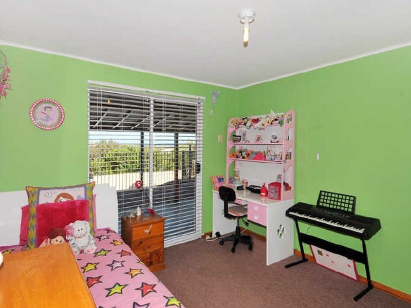 8 Marsh Place, Halls Head WA 6210