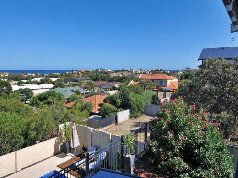 8 Marsh Place, Halls Head WA 6210