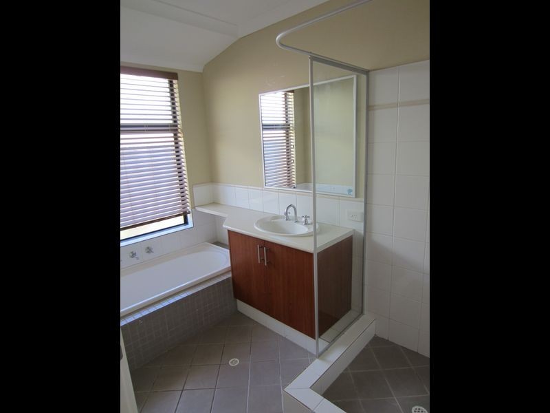 7 Dalona Parkway, Lakelands WA 6180