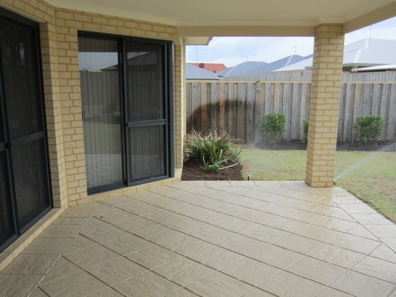 6 Santalum Circus, Halls Head WA 6210