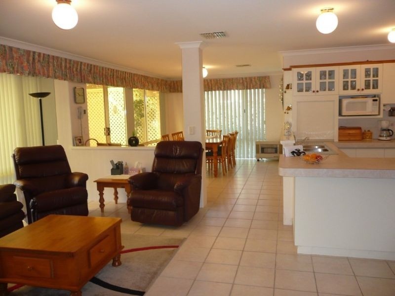 86 Templetonia Promenade, Halls Head WA 6210