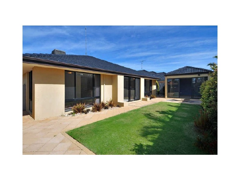 8 Gardenia Approach, Halls Head WA 6210