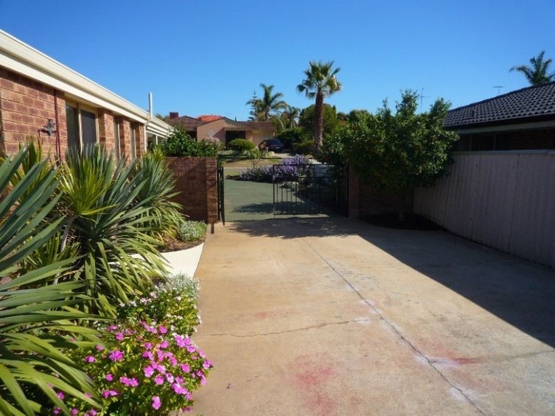 11 Gleneagles Place, Halls Head WA 6210
