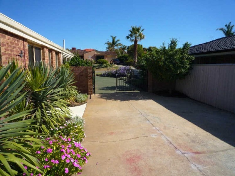 11 Gleneagles Place, Halls Head WA 6210