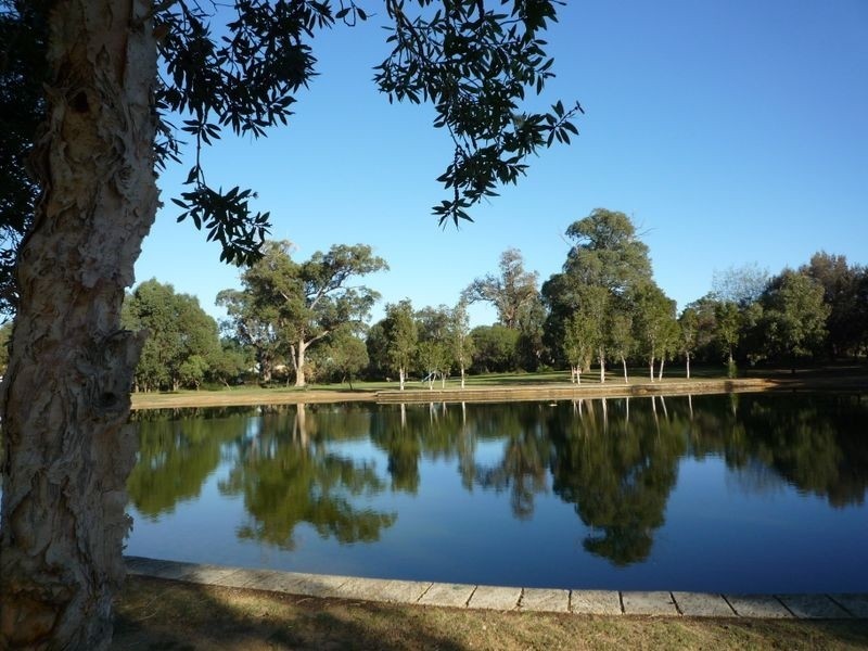 4 Barrow Rise, Greenfields WA 6210