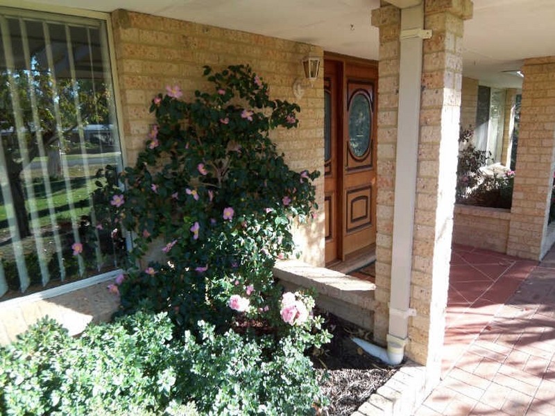 4 Barrow Rise, Greenfields WA 6210