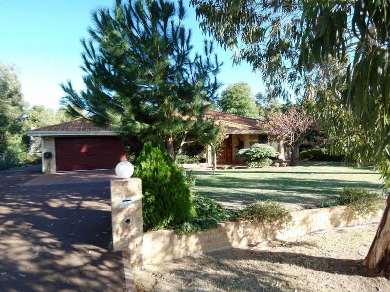 4 Barrow Rise, Greenfields WA 6210