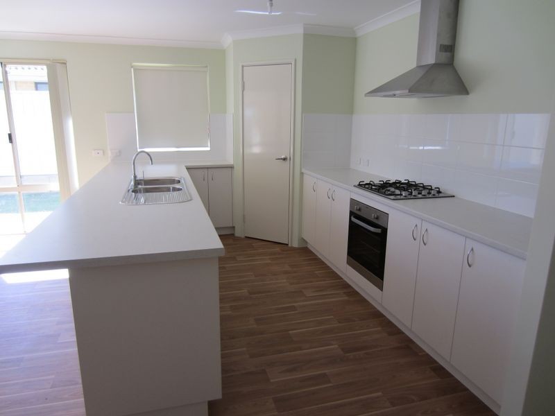 12 Highcliffe Circle, Lakelands WA 6180