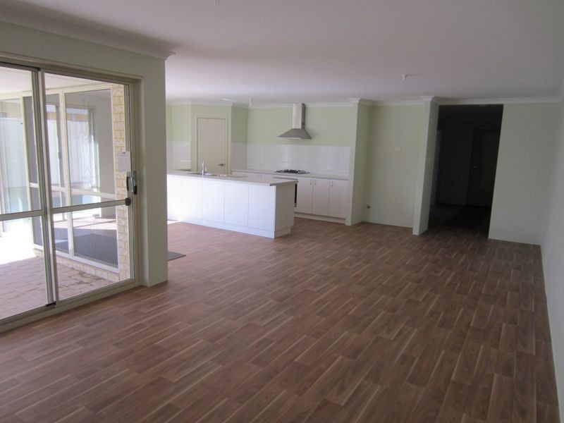 12 Highcliffe Circle, Lakelands WA 6180