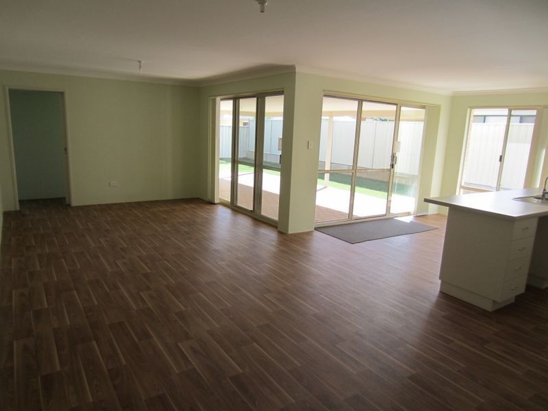 12 Highcliffe Circle, Lakelands WA 6180