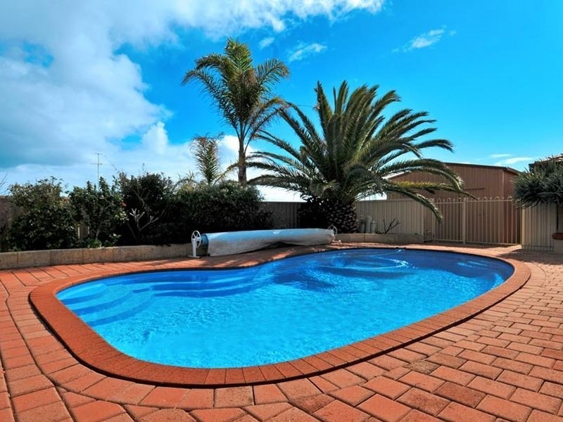 71 Admiralty Cres, Halls Head WA 6210