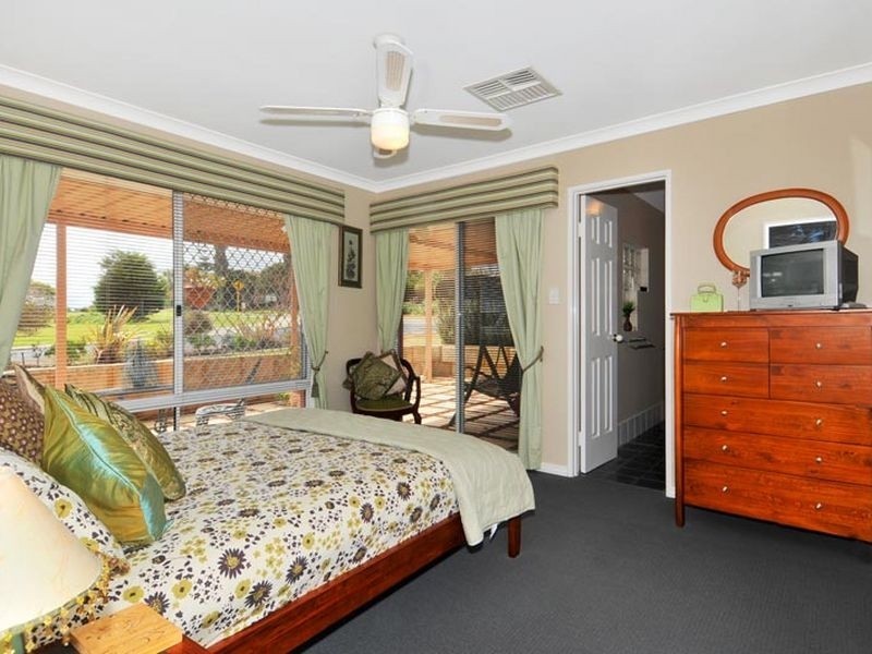 71 Admiralty Cres, Halls Head WA 6210