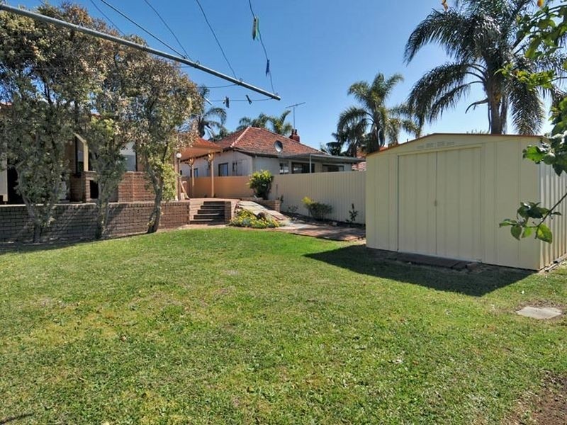 30 Leslie Street, Dudley Park WA 6210