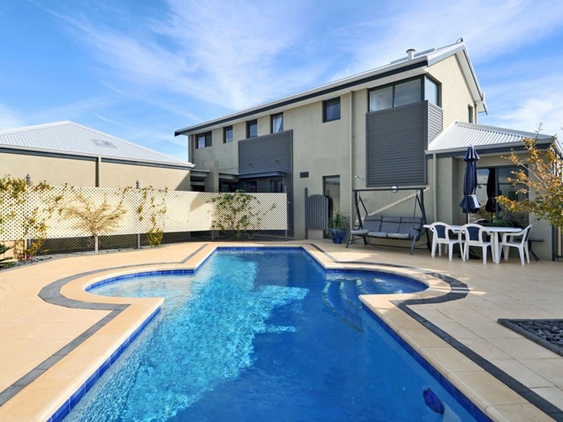 15 Bookleaf Loop, Halls Head WA 6210