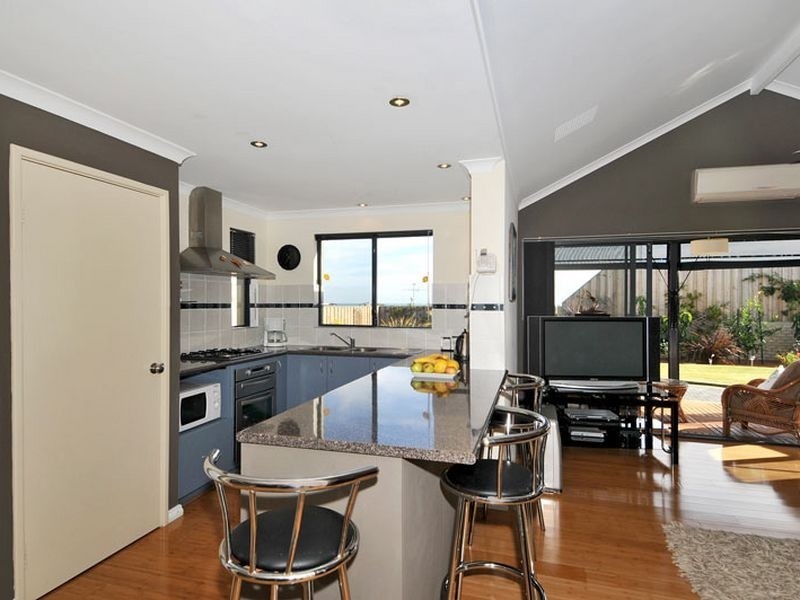 15 Bookleaf Loop, Halls Head WA 6210