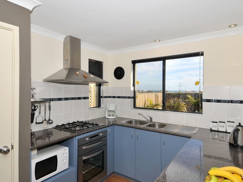 15 Bookleaf Loop, Halls Head WA 6210